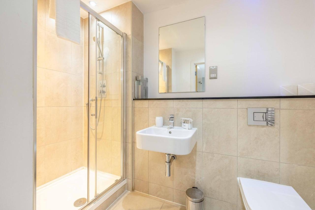2 Bed At Slough Station & Parking - London In 20 Mins Apartment Exterior foto